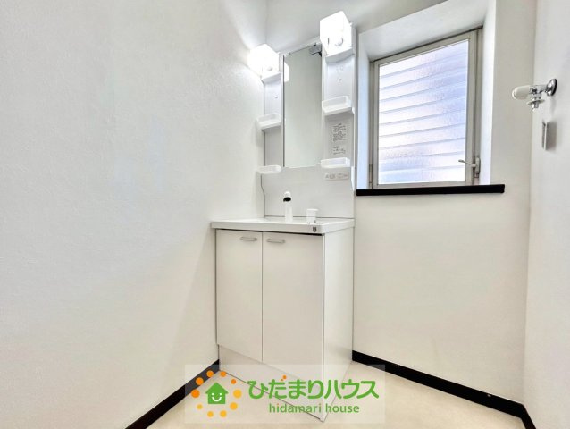 加須市北小浜　中古一戸建ての独立洗面台