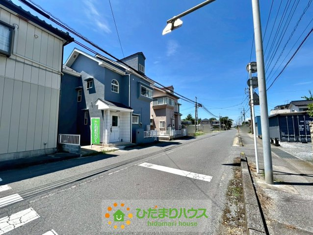 加須市北小浜　中古一戸建ての前面道路含む現地写真
