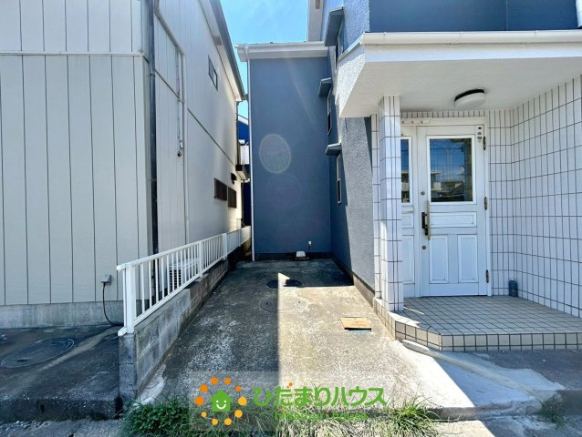 加須市北小浜　中古一戸建ての駐車場