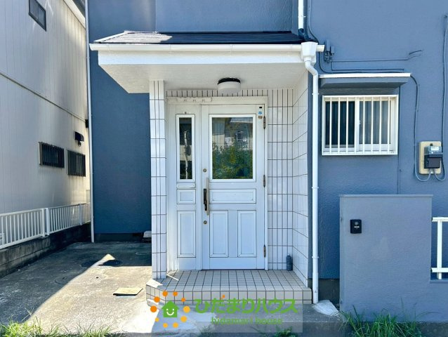 加須市北小浜　中古一戸建ての玄関