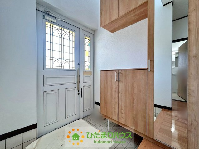 加須市北小浜　中古一戸建ての玄関