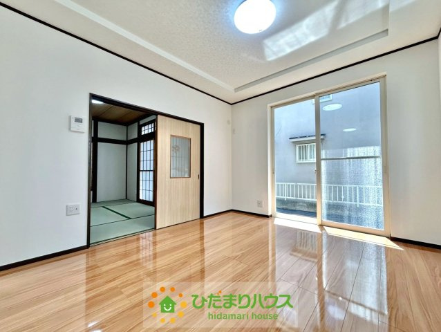 加須市北小浜　中古一戸建ての居間・リビング