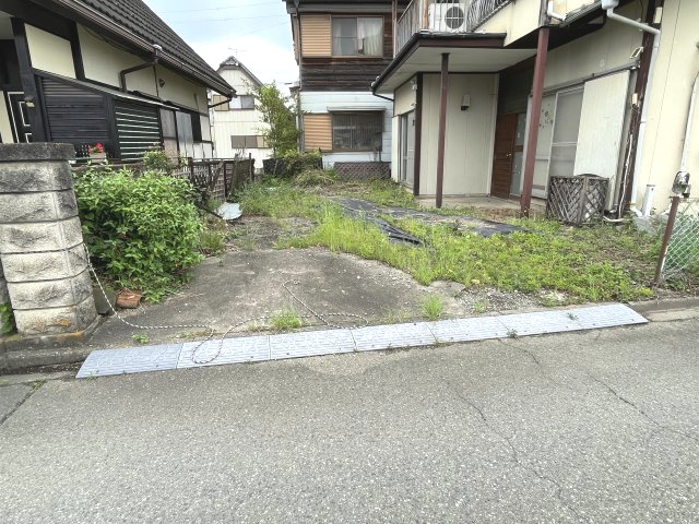 藤岡市上戸塚　中古300の駐車場