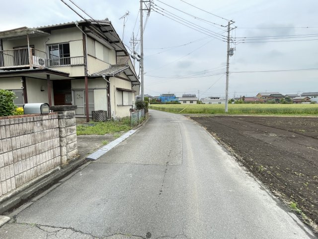 藤岡市上戸塚　中古300の前面道路含む現地写真