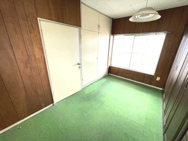 藤岡市上戸塚　中古300の洋室