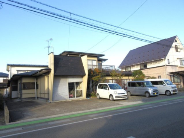 アパートひまわりの駐車場|駐車場は家主敷地内、市道沿いです。アパートは家主宅裏です