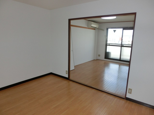 タクティ三津屋の居間・リビング
