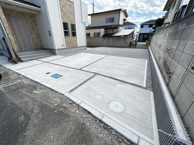 新築　高崎市上小鳥町　Blooming　Garden　1号棟の駐車場|現地写真　駐車スペースは4台分可能です！
