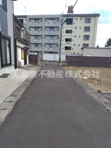 ６５４０３　岐阜市白菊町２丁目土地の前面道路含む現地写真