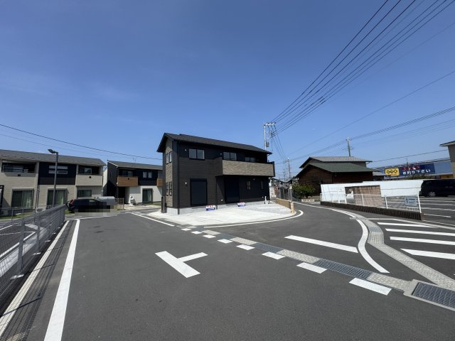 新築　藤岡市藤岡　Blooming　Garden　1号棟の前面道路含む現地写真|現地写真　北側接道幅員約5ｍ　東側接道幅員約4ｍ　南西側接道幅員約5.6ｍ