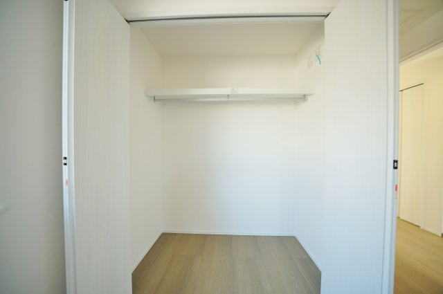 【この抜け、ちょっと反則です！】南西ひな壇×開放感。陽当たり良好18帖LDK＋収納充実の一邸★仲介手数料無料★の収納|ハンガーパイプ付きのクローゼットで衣類の収納もスムーズ。日々の暮らしを快適にする使いやすい設計です。