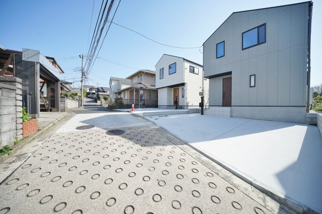 【この抜け、ちょっと反則です！】南西ひな壇×開放感。陽当たり良好18帖LDK＋収納充実の一邸★仲介手数料無料★の前面道路含む現地写真|前面道路は交通量が少なく、落ち着いた住環境。お車の出し入れもしやすく、小さなお子様のいるご家庭にも安心してお住まいいただける立地です。