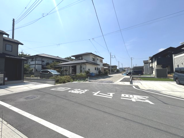 新築　藤岡市下栗須　Blooming　Garden　1号棟の前面道路含む現地写真|現地写真　東側接道幅員約10ｍ