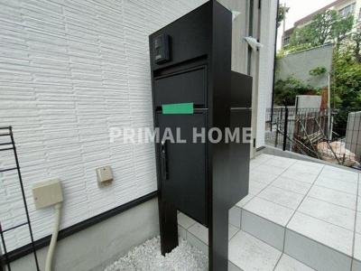 【設備】 | 神奈川区沢渡戸建て | 宅配ボックス付きの郵便受けです。