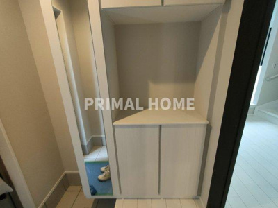 【玄関】 | 神奈川区沢渡戸建て | 飾り棚付きの玄関収納です。