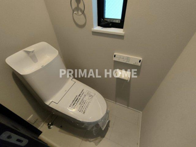 【トイレ】 | 神奈川区沢渡戸建て | 窓付きの明るいお手洗いは温水洗浄便座です。