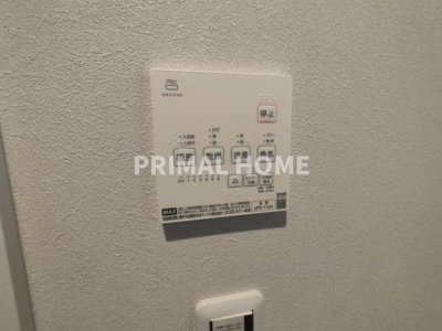 【浴室】 | 神奈川区沢渡戸建て | 梅雨の季節や花粉の季節にも安心の、浴室乾燥機のリモコンです。