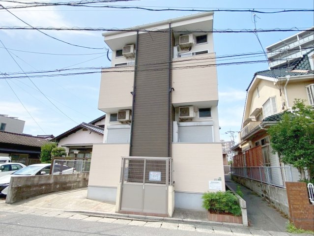 《オーナーチェンジ》ベルフィールカレン箱崎の外観|一棟9戸のオーナーチェンジ物件！優しいカラーの外観です！