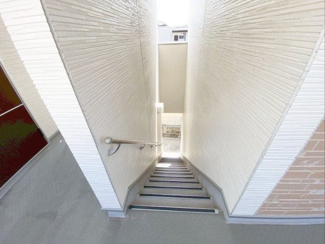 《オーナーチェンジ》ベルフィールカレン箱崎の設備|手すり付きの階段です！