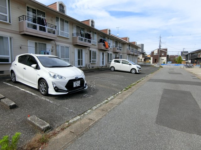 ベルテ東金の駐車場