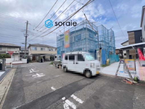 入間市久保稲荷4区画　3号棟　新築戸建ての前面道路含む現地写真