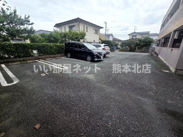 レジデンスフラワーの駐車場