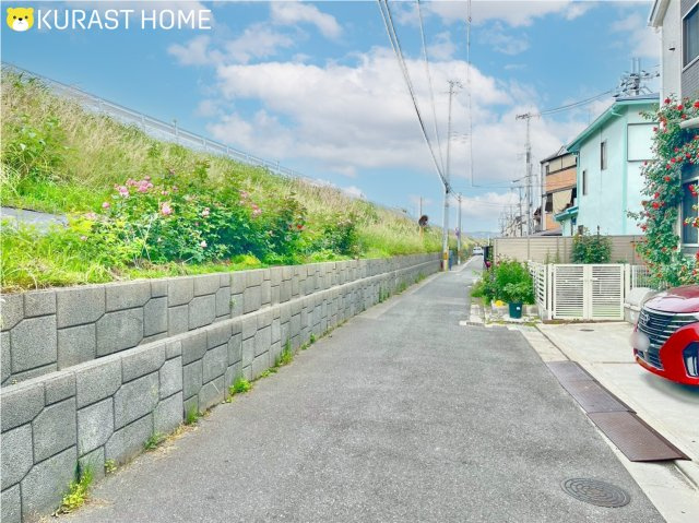 八幡市橋本奥ノ町　中古戸建の前面道路含む現地写真