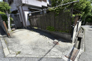 1種低層地域に指定された閑静な住宅街です。