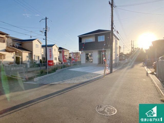 明石市魚住町清水　第12期　新築一戸建ての前面道路含む現地写真|周辺は閑静な住宅街！前面道路広々で車の出し入れも便利です。駐車が苦手な方でも安心して車庫入れできます！