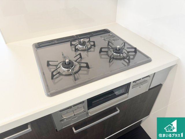 明石市魚住町清水　第12期　新築一戸建ての設備|ダブル高火力Ｓｉセンサー付きコンロ！３口あるので、まとめて料理をする時も大活躍！