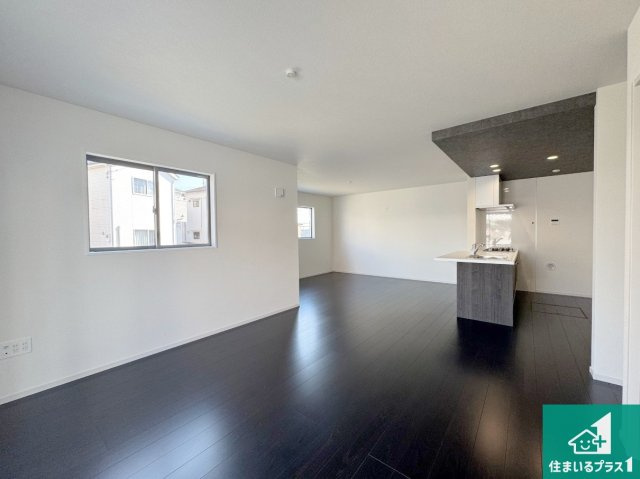 明石市魚住町清水　第12期　新築一戸建ての居間・リビング|日当たり良好の明るいリビングで朝の目覚めもスッキリできそう！対面キッチンでご家族のコミュニケーションも自然と増える設計！小さなお子様が遊ぶスペースを作っても広々とくつろげるLDK！