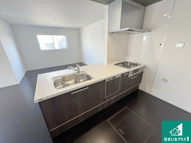 明石市魚住町清水　第12期　新築一戸建てのキッチン|子供を見守りながらお料理が出来るため家族のコミュニケーションか増えます♪スペースが広く確保されている為お子様が大きくなったときは一緒に料理を楽しめます♪