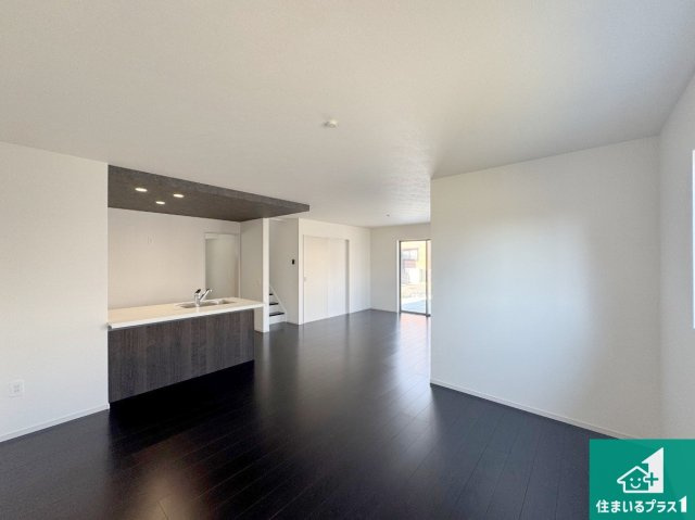 明石市魚住町清水　第12期　新築一戸建ての居間・リビング|明るいリビングで朝の目覚めもスッキリできそう！対面キッチンでご家族のコミュニケーションも自然と増える設計！小さなお子様が遊ぶスペースを作っても広々とくつろげるLDK！