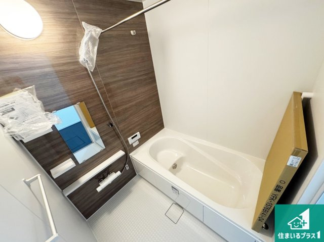 明石市魚住町清水　第12期　新築一戸建ての浴室|足をゆったり伸ばして寛げる浴槽です。窓が設けられていますので差し込む光が明るく穏やかな雰囲気にしてくれます♪浴室乾燥機も設置しているので、雨の日の洗濯物も安心です♪