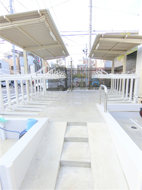 クレストコート池上六丁目のその他共用部分|屋根付きラック式の駐輪場