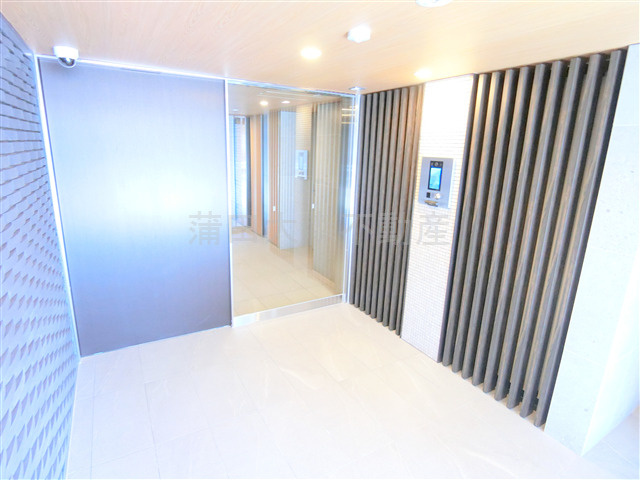 クレストコート池上六丁目のエントランス|防犯カメラTVモニター付オートロック宅配BOXメールBOX管理人室　エントランス