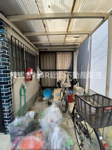 新池島町2丁目中古戸建の駐車場|軽自動車なら駐車可能な駐車スペースはございます。自転車・バイク置場で使用するならカーポート付きなので雨に濡れません！