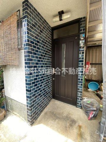 新池島町2丁目中古戸建の玄関|毎日通る玄関はこちらです。ダブルロックキーで防犯面も安心♪