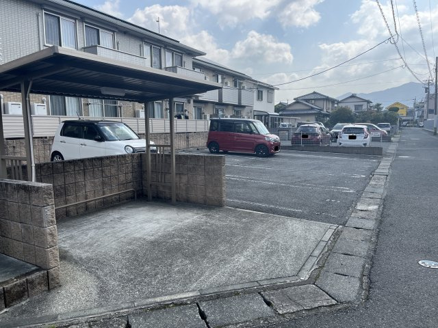 サンロイヤル夕葉の駐車場