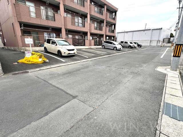 マリッチAVONの駐車場