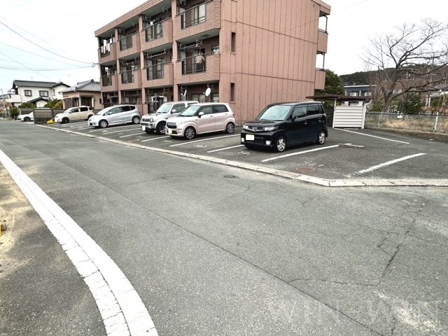 マリッチAVONの駐車場