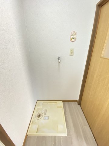 まるで老舗旅館。趣ある玄関と庭園が迎えるリフォーム済み戸建ての設備|洗濯機置き場