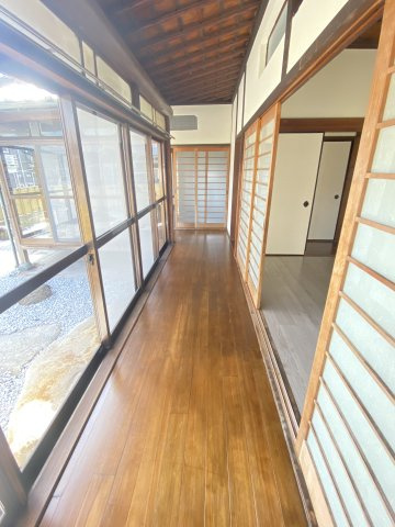 まるで老舗旅館。趣ある玄関と庭園が迎えるリフォーム済み戸建てのその他|縁側