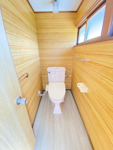 金古曽１丁目戸建のトイレ|温水洗浄便座付き