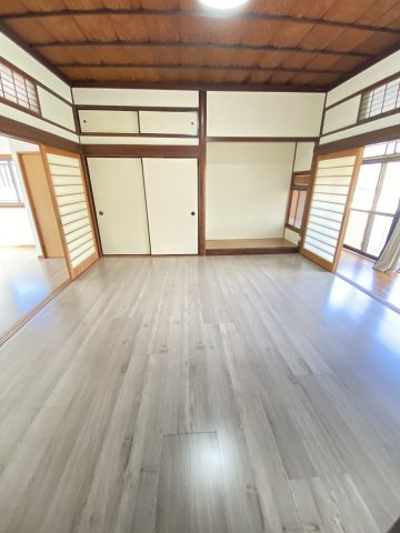 まるで老舗旅館。趣ある玄関と庭園が迎えるリフォーム済み戸建ての居間・リビング|１階洋室(東側)