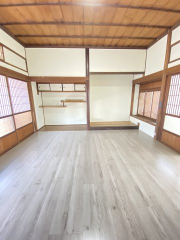 まるで老舗旅館。趣ある玄関と庭園が迎えるリフォーム済み戸建ての洋室|２階洋室(東側)