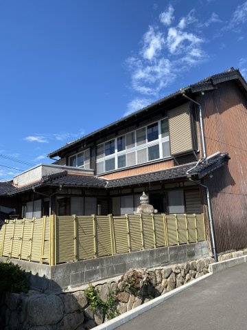 まるで老舗旅館。趣ある玄関と庭園が迎えるリフォーム済み戸建て