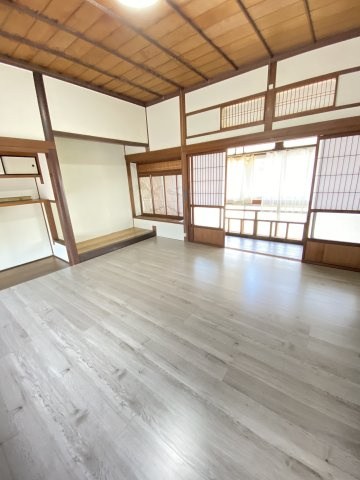 まるで老舗旅館。趣ある玄関と庭園が迎えるリフォーム済み戸建ての洋室|２階洋室(東側)