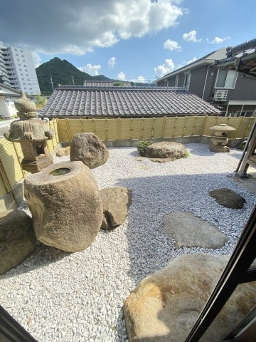まるで老舗旅館。趣ある玄関と庭園が迎えるリフォーム済み戸建ての庭
