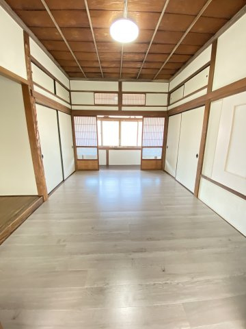 まるで老舗旅館。趣ある玄関と庭園が迎えるリフォーム済み戸建ての洋室|２階洋室(西側)